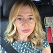 Signora laureata in scienze dell educazione impartisce lezioni doposcuola a studenti di scuola elementare e scuola media inferiore