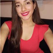 Estudiante de medicina imparte clases a niños y adolescentes en ciencias de la salud