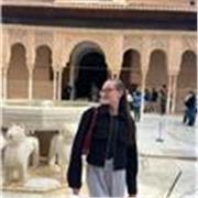 Soy una estudiante de segundo de bachillerato que le encantan los niños y quiere ayudarlos a aprender.