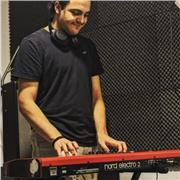 Músico, imparte clases de iniciación musical a niñ@s