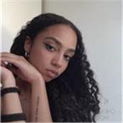 Studentessa universitaria diplomata al liceo linguistico