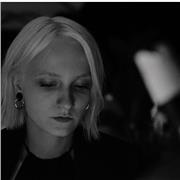 Insegnante di inglese impartisce lezioni private a studenti di scuole medie e scuole superiori