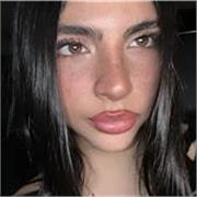 Profesora de inglés imparte clases a niños de todas las edades