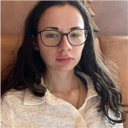 Philosophin mit Masterabschluss unterrichtet alle Altersgruppen für den Philosophie- und Ethikunterricht