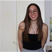 Laureanda di scienze della formazione primaria impartisce lezioni di discipline umanistiche a studenti di medie e superiori