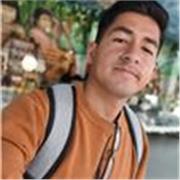 Profesor de ciencias ambientales imparte clases a jovenes con ganas de aprender