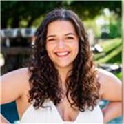 Profesora de inglés dando clases con todas las edades, entusiasta y adaptable