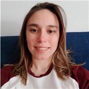 Chica joven que le gusta mucho las matemáticas, que impartiría a niños de primaria y secundaria.