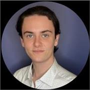 Profesor de inglés impartiendo clases particulares de Business English y clases de inmersión para niños