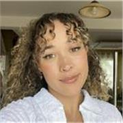 Hola, soy Celia, no soy profesora de francés pero soy una estudiante de francés de 23 años y sería un placer para mí ayudar