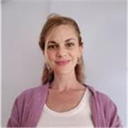 Me defino como una profesora cercana, práctica y orientada al desarrollo profesional de mis alumnos.