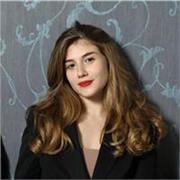 Sono Giuliana, ho 24 anni. Sono laureata in lingue alla triennale con una votazione di 110/110 e la lode e sto frequentando un corso di laurea magistrale in Traduzione presso l'Università di Torino. Possiedo un buon livello di lingua inglese e francese e 