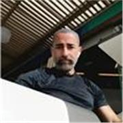 Me defino como profesor y mentor de marketing digital desde la experiencia real, no solo desde la teoría. Enseño lo que apliqué.