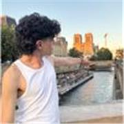 Profesor titulado en francés, con pasión por los niños y dar a conocer el idioma. Ofrezco clases a domicilio en Santiago.