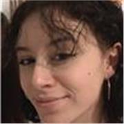 Studentessa universitaria impartisce lezioni/ripetizioni a ragazzi di elementari e medie