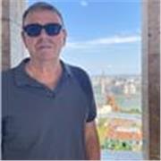 Titulado en administración de empresas y Máster MBA por Esade