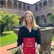 Farmacista impartisce lezioni a studenti universitari, di scuole superiori o medie