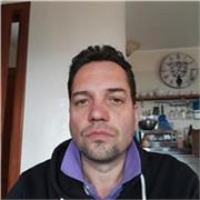 Dialogando si impara, ascoltando e osservando. Solo con la lingua che vuoi conoscere intorno a te è possibile farlo diventare tuo