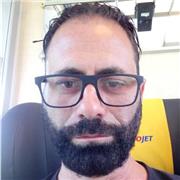 Insegnante di Storia impartisce lezioni a studenti di scuole secondarie