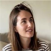 Buongiorno a tutti! Sono Giulia e sono una professoressa e artista. Lavoro ormai da 16 anni con artisti, bambini e adolescenti