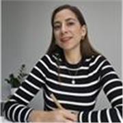 Profesora muy buena dando clases de ciencias a niños de primaria 
