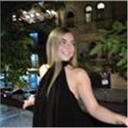 Profesora titulada en Entrenadora Personal, con mucha energía y ganas de pasar un buen rato moviéndonos y entrenando juntos. 