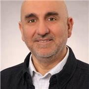 Ich habe zehn Jahre lang als Lehrer in der Türkei gearbeitet. Ich unterrichtete Schüler von der Grundschule bis zum Abitur.