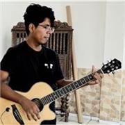 Profesor de música imparte clases a personan de cualquier edad