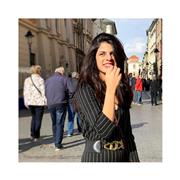 Docente di inglese impartisce lezioni in fisica per studenti di tutte le età