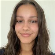 Profesora de inglés para los más pequeños. Soy una alumna de tercero de carrera en la universidad autónoma de madrid. Estudio una carrera bilingüe, he vivido un año en Estados Unidos y tengo el C1. Tengo mucha soltura y me gusta mucho enseñar. Tengo exper