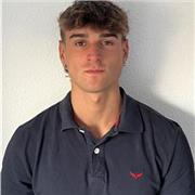 Estudiante de grado universitario en ingeniería que ofrece apoyo escolar