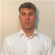 No, soy graduado en una universidad americana con el grado en inglés