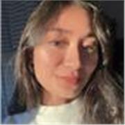 Profesora de inglés imparte clases a niños de todas las edades