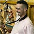 Graduado en saxofón imparte clases de saxofón, lenguaje musical y armonía moderna para tus composiciones