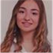 Universitaria responsable da clases de apoyo de primaria