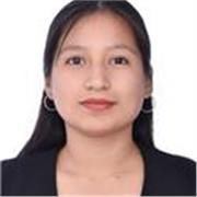 profesora que imparte clases a niños de todas las edades