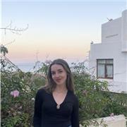 Chica nativa que ofrece dar clases de inglés a jóvenes y adultos. Disponible de L a V por las mañanas y de S a D horario flexible