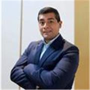 Profesional en hotelería con estudios de ingeniería mecánica.