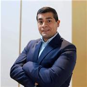 Profesional en hotelería con estudios de ingeniería mecánica.