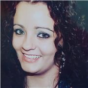 Professora Lívia, lecionando matemática, química e física