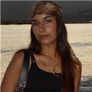 Me defino una persona responsable y sería. Pero con los niños soy más flexible ya que me encanta darles clase y ayudarles siempre que pueda. Mi objetivo es que no solo aprendan inglés como si fuera una obligación sino que lo disfruten e intentar hacerlo m