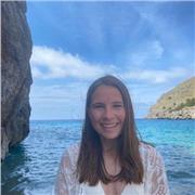 Soy una persona alegre y paciente que puede adaptarse al nivel de cada alumno.