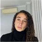 Agradable, extrovertida, paciente, profesional, alegre, carismática y risueña 