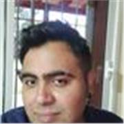 Profesor de electricidad imparte clases a los interesados