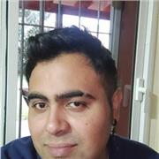 Profesor de electricidad imparte clases a los interesados