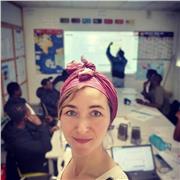 Professeure des écoles, comédienne et titulaire du diplôme FLE de l'Alliance française de Paris