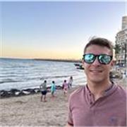 Soy un joven que le encanta los niños, pude trabajar dando clases extraescolares como profesor de minichef y patinaje.