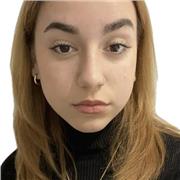 Estudiante de universidad que tiene pasión por el inglés y la enseñanza. Titulada con un nivel superior de inglés por Cambridge.