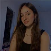 Étudiante en BTS qui aide pendant son temps libre.