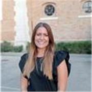 Docente di economia impartisce ripetizioni a studenti di scuola superiore ed istituti alberghieri e tecnici
